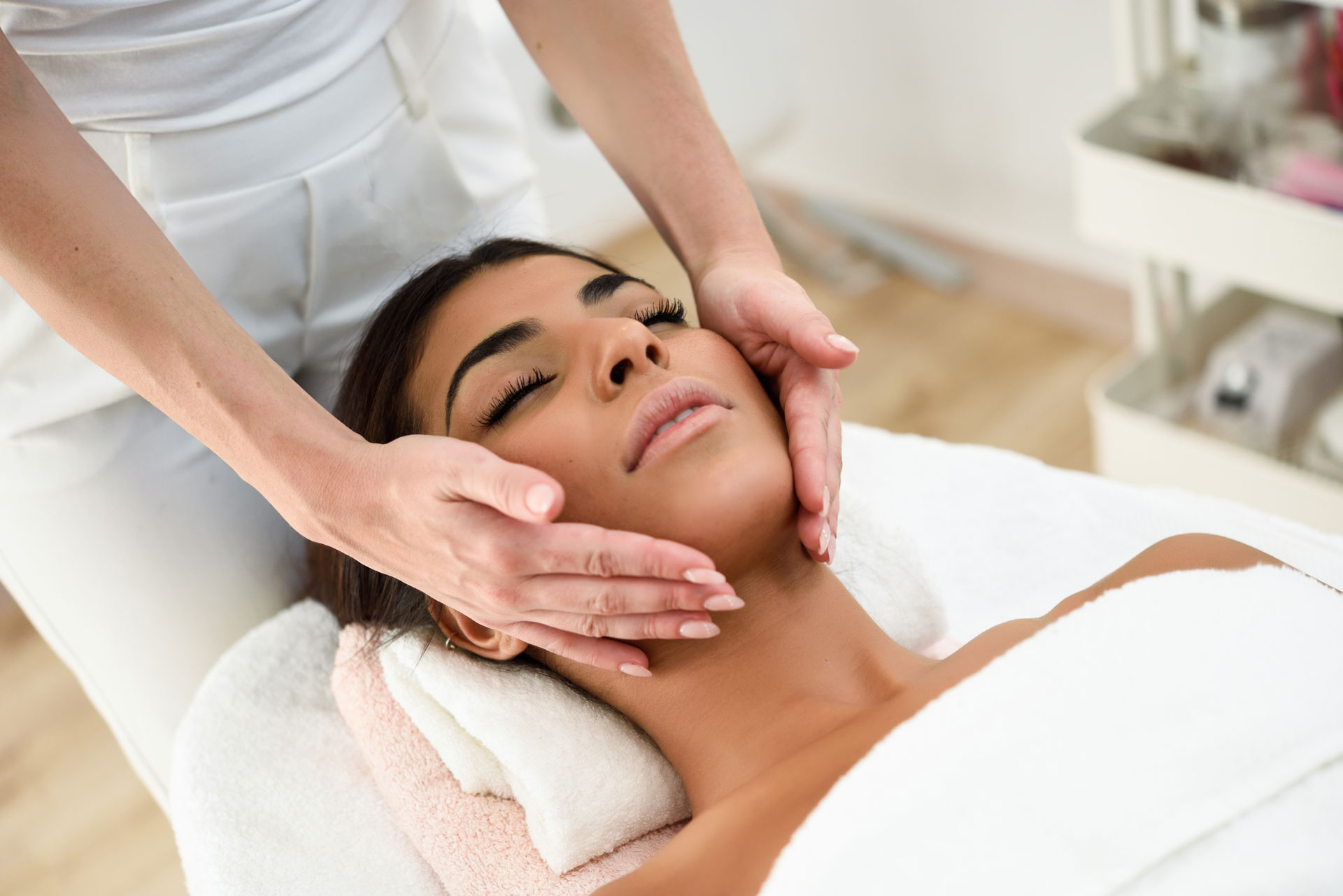 woman-receiving-head-massage-in-spa-wellness-J9S8GXE-1.jpg